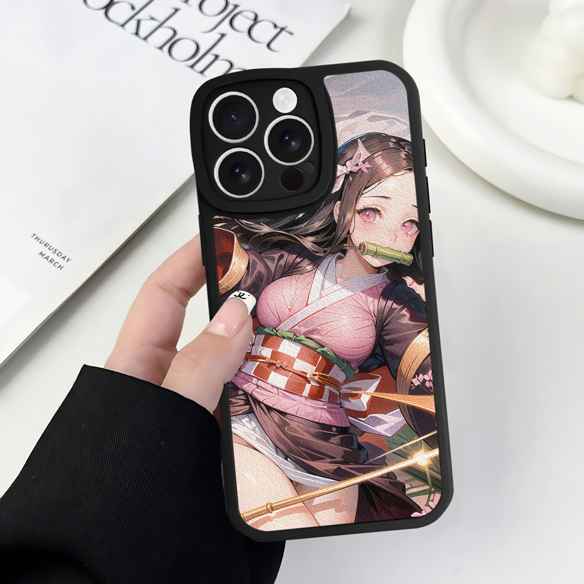 （画像用） 鬼滅の刃（きめつのやいば）竈門 禰󠄀豆子／かまど ねずこ Kamado Nezuko 【iPhone 16シリーズ対応】シリコンスマホケース（レザー調） 材質：シリコン